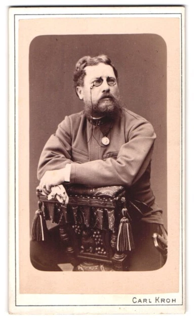 Fotografie Carl Kroh, Wien, K. K. Soldat in Uniform mit Orden an der Brust, Zwi