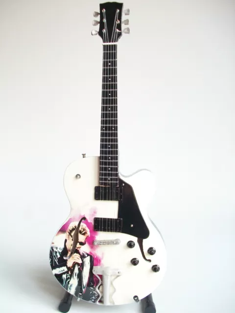 Guitare miniature style Ibanez blanche Johnny Hallyday
