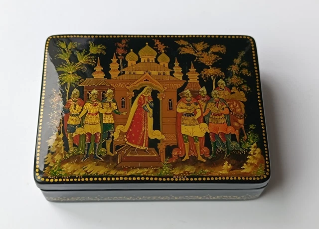 Broche Fedoskino vintage russe, homme peint à la main avec cheval rouge sur laque noire, signée