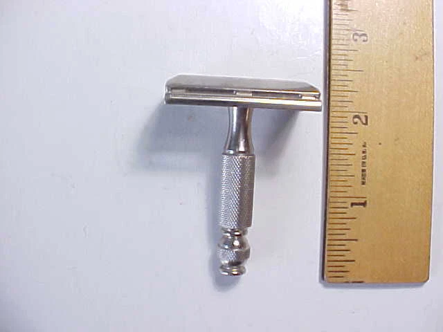 1930s VINTAGE GILLETTE CHROME RAZOR WITH SHORT HANDLE IN BEAUTIFUL CONDITION.