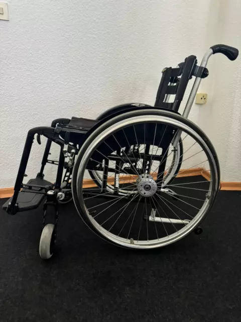 Meyra 4.352 Aktivrollstuhl Rollstuhl Faltrollstuhl faltbar Schwalbe Bereifung 3
