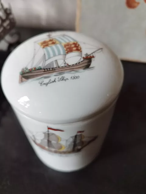 Pot avec couvercle, bonbonnière ou boîte à thé en porcelaine de limoges (Bateaux