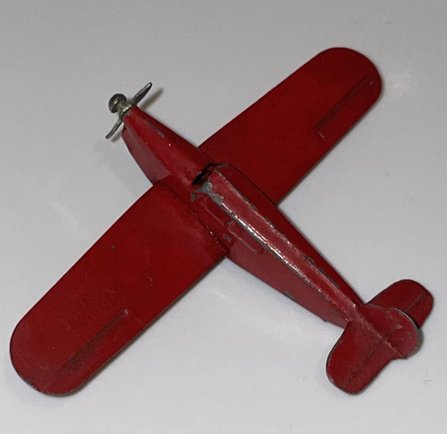 Soldato Nudo Che Fuma Sigaro Vicino A Un Vecchio Aereo Fisso Immagine