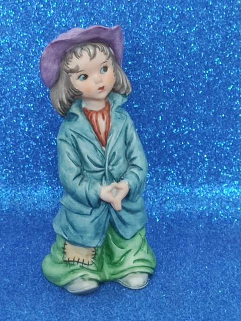 STATUINA. bambino mendicante  , in porcellana biscuit di capodimonte