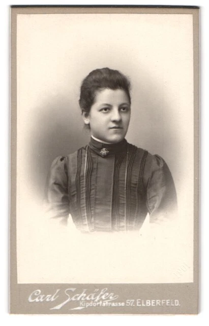 Fotografie Carl Schäfer, Elberfeld, Kipdorfstr. 57, Junge Dame im Kleid mit Kra