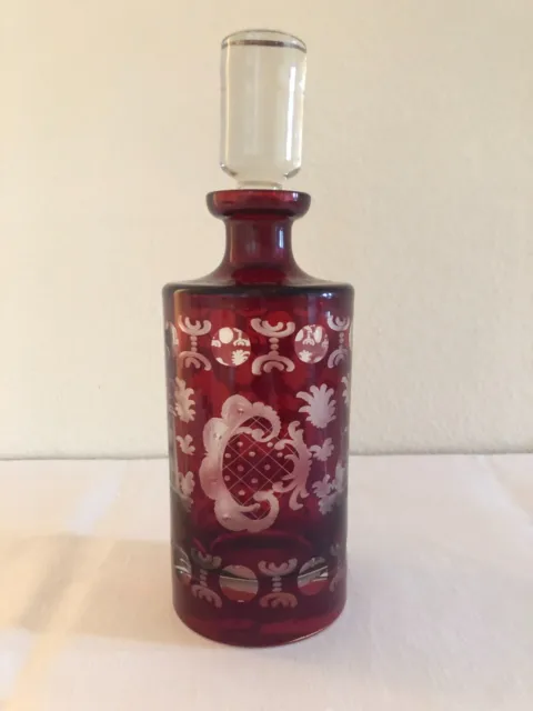 Geschliffene, rote Flasche mit eingeschliffenem Glasstopfen, 750ml, gebraucht