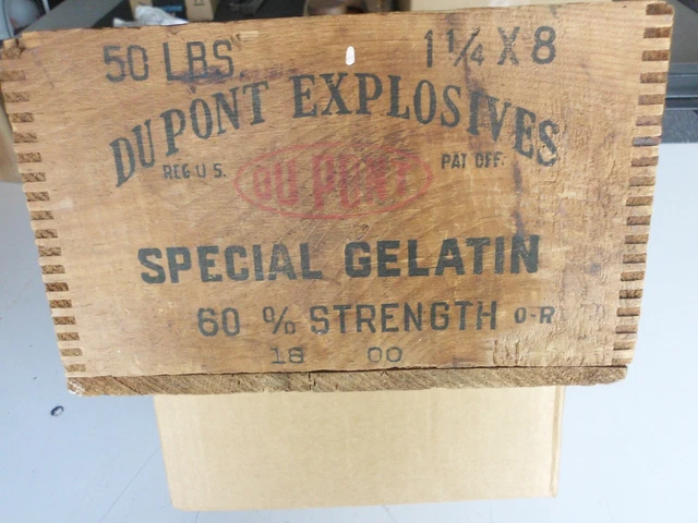 C1900 DuPont Dynamite Explosives mining 50lb advertising wooden box finger joint