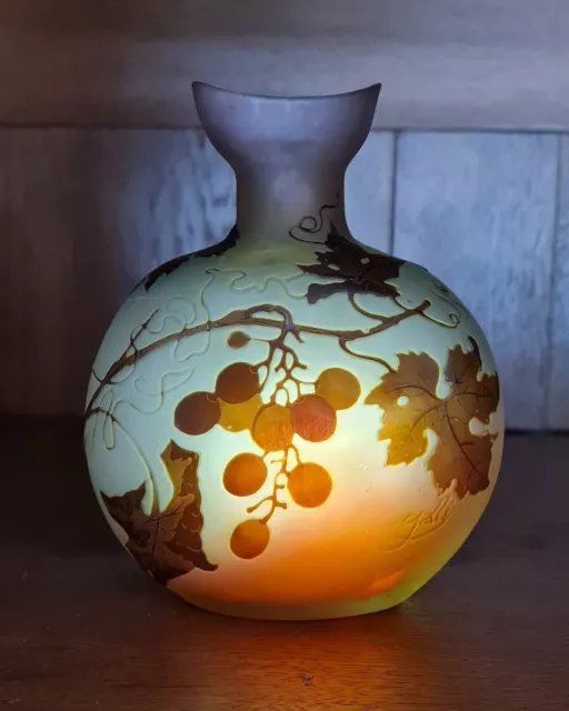 Kameen Glas Vase Èmile Gallè Original um 1904-1908 geätzt Trauben-Weinblätter