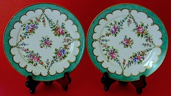 Vieux-Paris : paire d'assiettes en porcelaine à décor de guirlandes de fleurs.