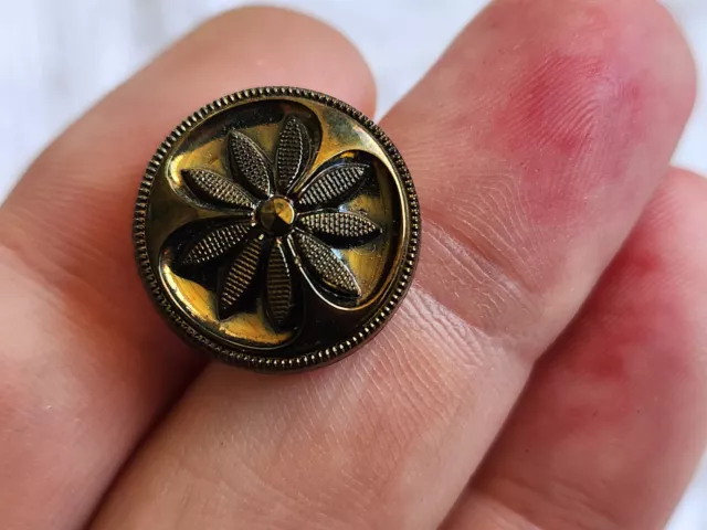 Bouton ancien en verre motif floral travaillé collection   diamètre: 1,7 cm G18A