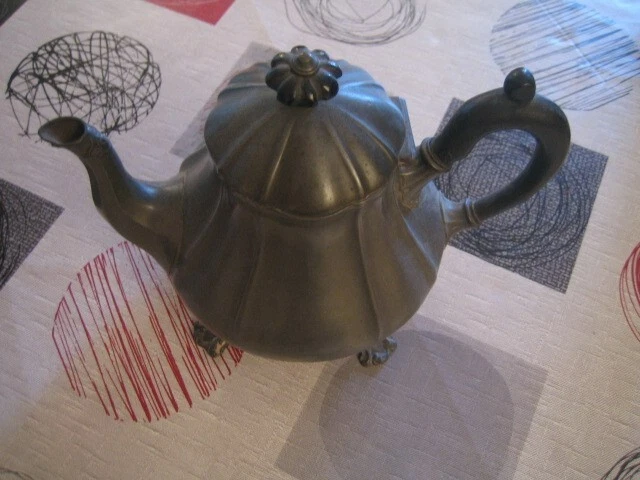 Théière anglaise originale des années 80, en forme de four typiquement