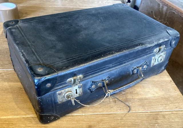 Ancienne valise rétro ou vintage en cuir marron isolée sur fond blanc. L'étiquette « Happy