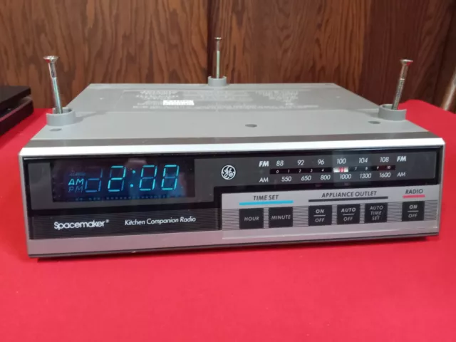 GE Spacemaker Kitchen Companion Retro Vintage Under Cabinet Radio Clock