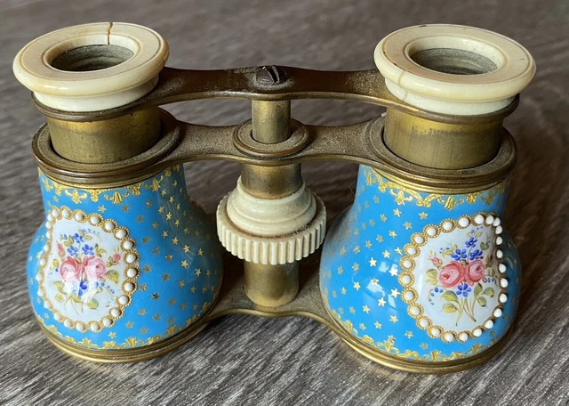 Jumelles antiques photo stock. Image du laiton, fond - 16532278