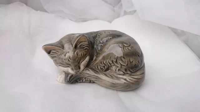 Goebel "Schlafende Katze" ** Porzellanfigur ** Nr 31 036 08 ** grau