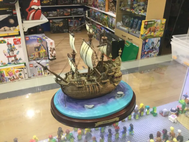 Walt Disney Collection Enchanted Places The Jolly Roger plus Captain Hook figure