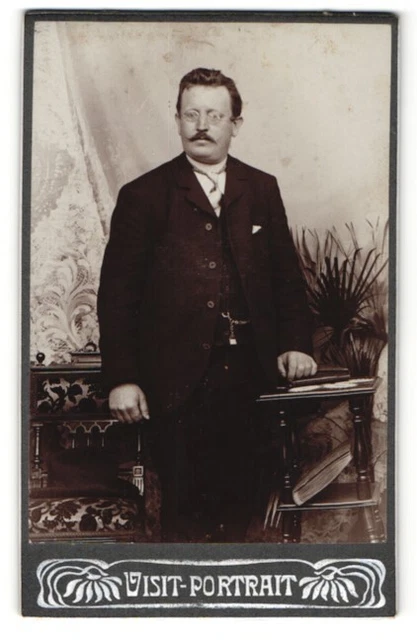 Fotografie unbekannter Fotograf und Ort, Portrait Herr mit Brille und Oberlippe
