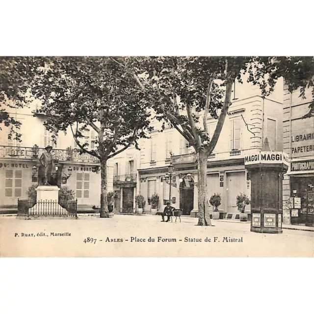 [13] Arles - Place du Forum. Statue de F. Mistral.