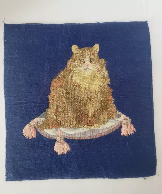 Cubierta de silla con aguja para gato sobre almohada azul vintage
