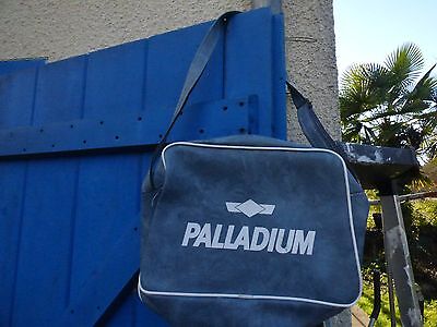 sac de voyage Palladium  vintage en simili  cuir bleu ciel porté épaule