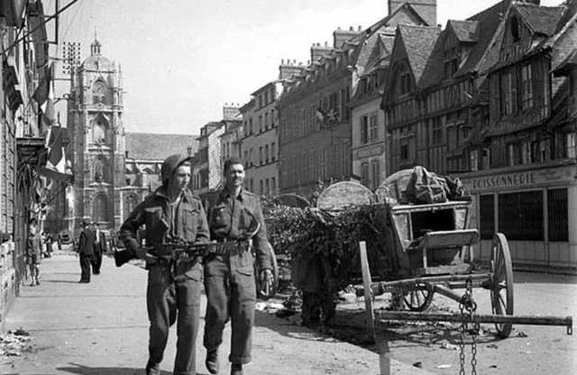 8x6 Gloss Photo ww2C0 Normandy Calvados Elbeuf 1944