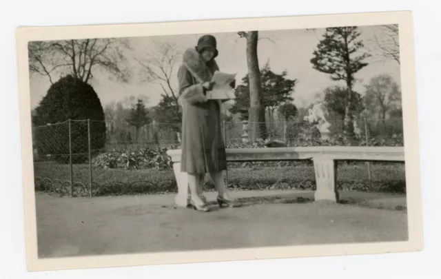 1929 SNAPSHOT PHOTO - Jardin des Tuileries women reading newspaper fashion fashion