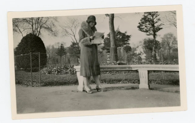 1929 SNAPSHOT PHOTO - Jardin des Tuileries women reading newspaper fashion fashion