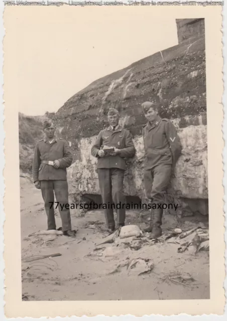 Foto 2.Wk Frankreich Luftwaffe Soldaten posieren vor Bunker in Bray-Dunes Strand