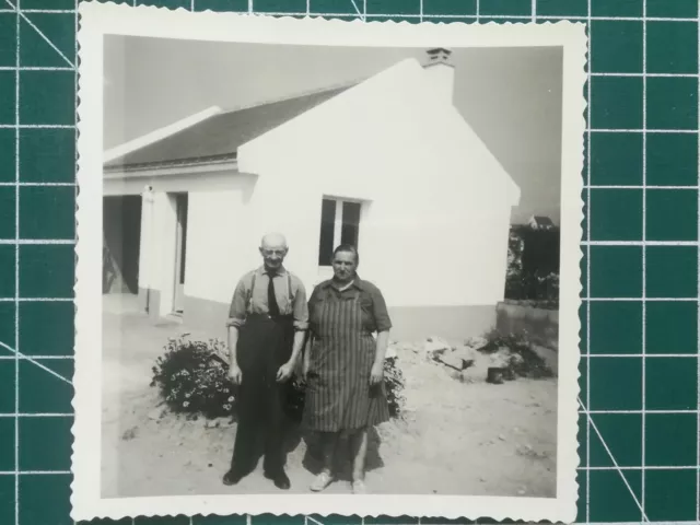 v075 Photo ancienne circa 1950 couple âgé devant un pavillon neuf