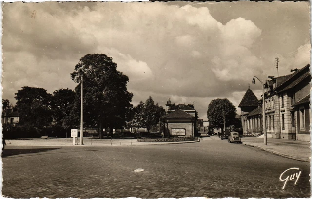 CPA Bezons Carrefour et square de la mairie FRANCE (1309685)