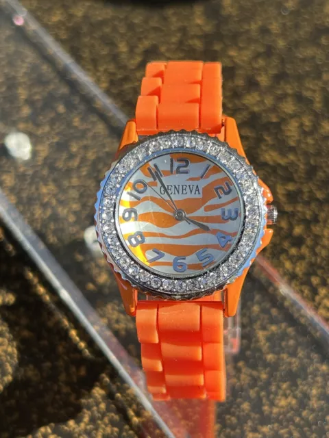 Reloj Geneva Naranja Brillante con Estrás, Esfera Naranja Rayas, Batería Nueva