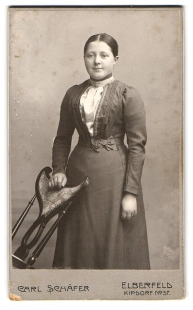 Fotografie Carl Schäfer, Elberfeld, Kipdorf 57, Portrait junge Dame im Kleid