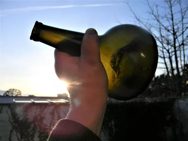 schöne alte Flasche"onion-bottle" mundgeblasen mit Abriss um 1750, Sediment-Fund