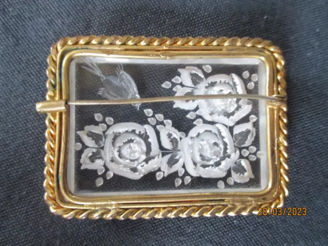 grande Broche Ancienne Lucite fleurs et oiseau . 2