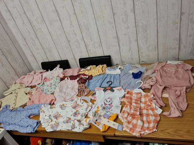 Pacchetto vestiti per bambine. 27 articoli 3-6 mesi. Lotti nuovi.