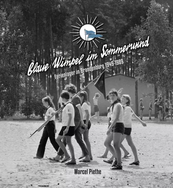 Blaue Wimpel im Sommerwind | Marcel Piethe | 2020 | deutsch