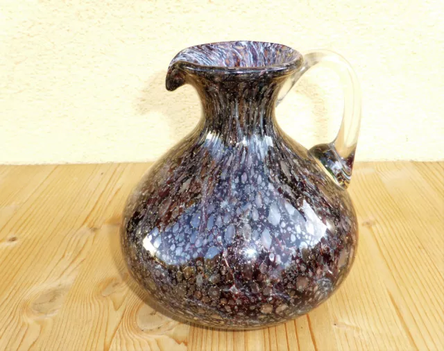 Glas Krug, Henkelvase von JOSKA in dunklem Aubergine mit vielen Blasen