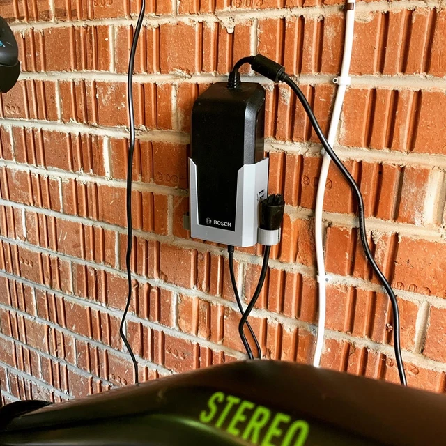 BOSCH 364/230 4AMP Ebike Battery Charger, Wall Mount Hanger. £14.40