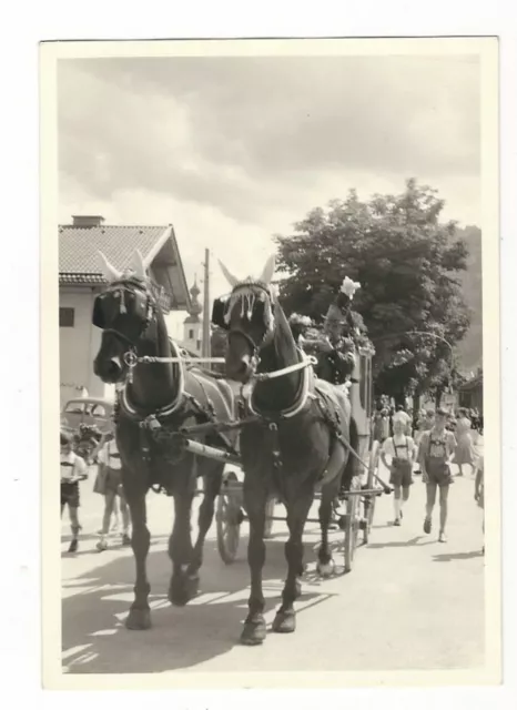 13/934 Foto Pferde Fuhrwerk Markante Kirche Lederhose Posthorn Oldtimer Auto