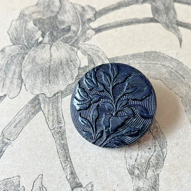 Grand bouton ancien en verre noir à décor de fleurs  Fin XIXe Collection