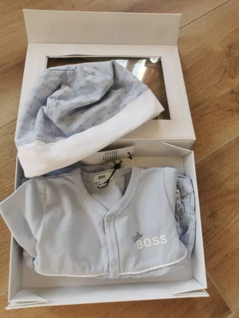 Coffret Bonnet Et Pyjama Hugo Bass Taille 6 Mois Neuf