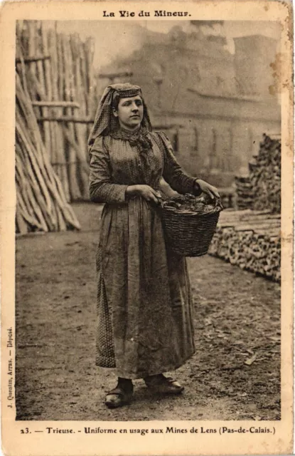 CPA La Vie du Mineur - Trieuse - Uniforme en usage aux Mines de LENS (976576)