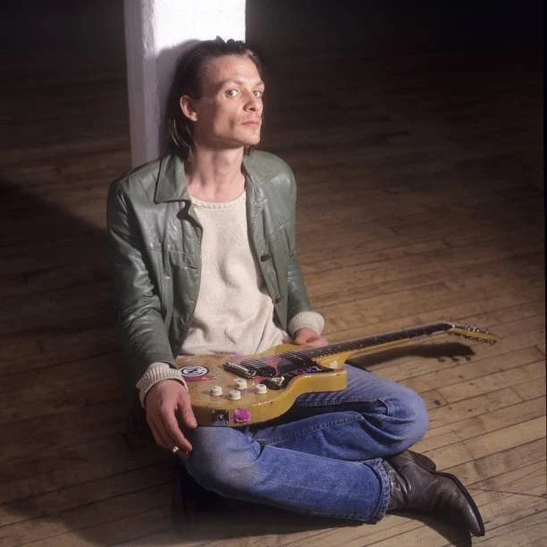 AMERICAN SINGER, GUITARIST Chris Whitley poses for a May 1995 port ...