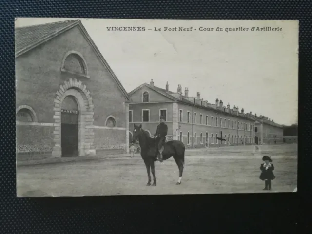 CPA 94 VINCENNES - Le Fort Neuf - Cour du Quartier d'Artillery