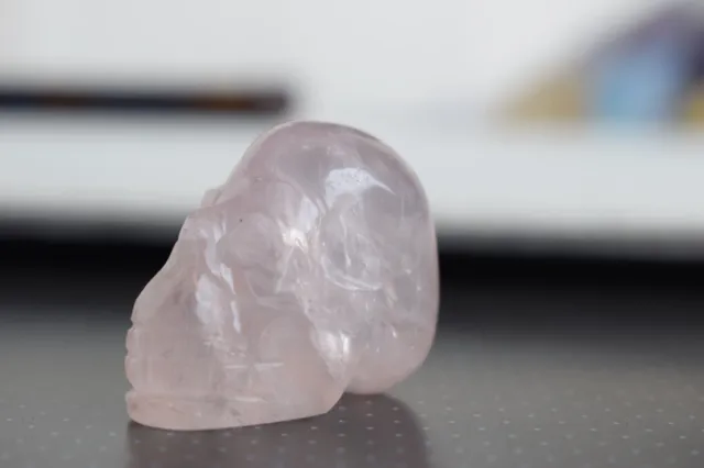 Crâne de quartz rose naturel, pierre précieuse, crâne sculpté à la main