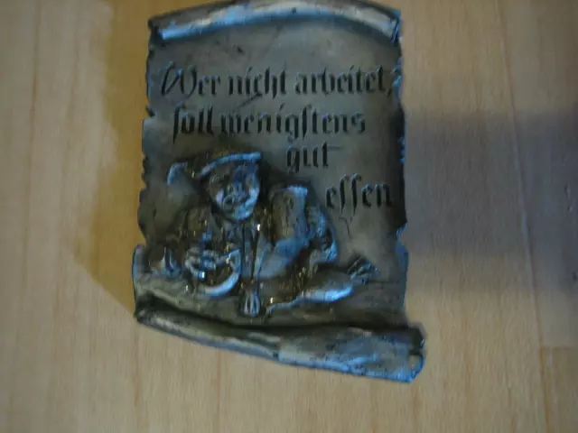 Wachsbild, Bild aus Wachs:"Wer nicht arbeitet, soll wenigstens gut essen."witzig