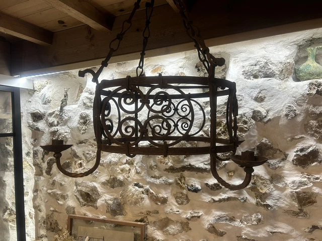 Fenêtre De La Maison Avec Barres En Fer Forgé Rouillé Ou Treillis Avec Murs Bleus Securite De La Maison Image449375634
