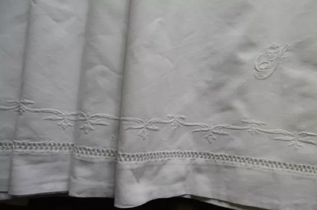 Tres beau drap MONOGRAMMÉ avec JOURS et diverses BRODERIES