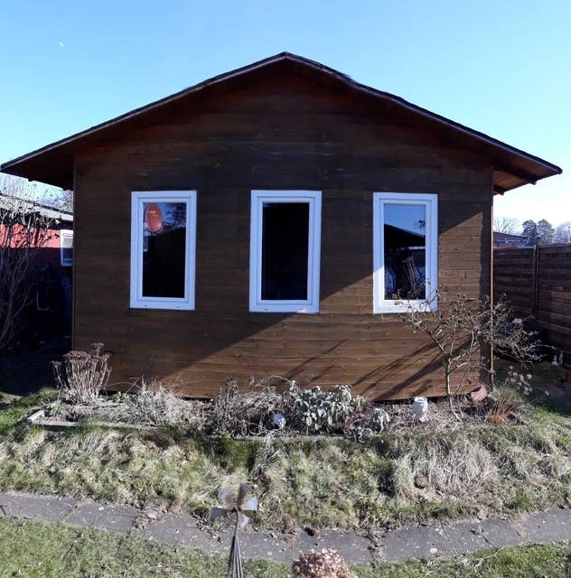 Gartenhaus mit Wohnwagen