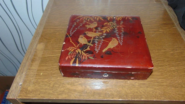 ANCIENNE BOITE A BIJOUX EN BOIS LAQUE AVEC EN DÉCOR UN OISEAU EN